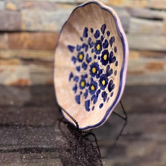 Deruta Hand Painted plate with blue and yellow flowers, hook for hanging - Picture 6 of 11